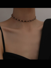 “Élégance Urbaine: Le Collier Tressé Simple Tour de Cou Kora, un Must-Have de la Mode de Rue New-Yorkaise”