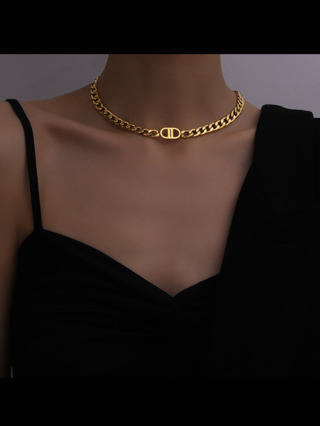 Le collier chaîne oversize qui sublime vos tenues d’été