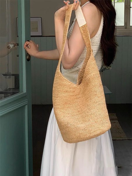 Le Sac de Plage en Paille: L’Accessoire Chic de l’Été