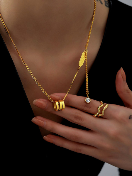 Le Collier Rylee en Acier: L’Élégance Intemporelle qui Résiste à l’Été