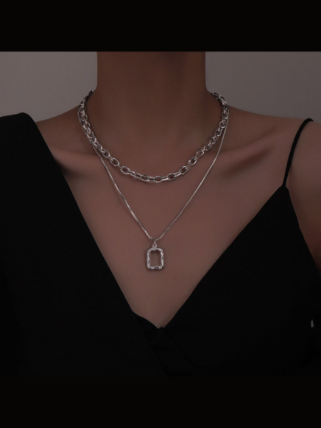 Tendance Été: Le Collier Double Qui Sublime Votre Style