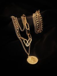 “Découvrez le Charme Royal du Collier Tour de Cou Plaqué Or 316L avec Pièce de Monnaie Queen Head – Lily”
