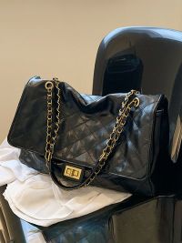 “La Tendance Chic du Moment: Le Grand Sac Bandoulière Annie en Noir, Blanc et Marron”