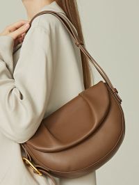 “Automne Chic: Découvrez le Sac Bandoulière Femme Sac Selle en Cuir Véritable Semi-Lune en Blanc/Noir/Marron”