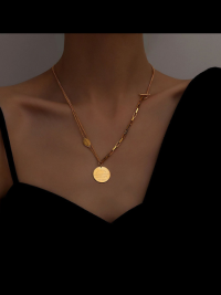 “La Beauté Intemporelle du Collier Pendentif Pièce de Monnaie Vintage Double Couche en Acier Titane Plaqué Or 18 Carats – Isabel: Un Must-Have de la Mode”