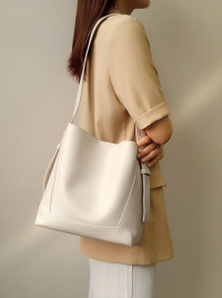 “La Beauté et l’Élégance du Sac Seau en Cuir Stylish – Leather Bag 018: Un Must-Have de la Mode”