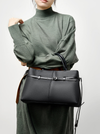 “Le Chic Intemporel du Sac Fourre-Tout Noir Classique avec Design Élégant – Cuir 023”