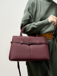 “Élégance Intemporelle: Le Sac en Cuir 023 – Tote Noir Classique au Design Épuré”