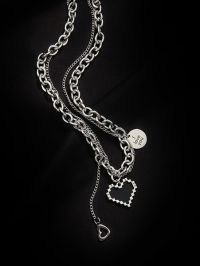 “Découvrez le Charme Urbain du Collier Mosaïque Coeur Pendentif en Titane – Piper: Un Must-Have pour le Look Hip-Hop Street”