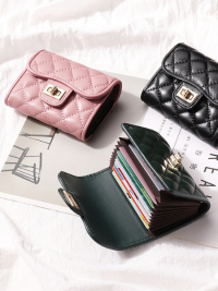 “Élégance et Fonctionnalité: Découvrez le Porte-Carte en Cuir Matelassé – Card Holder 002”