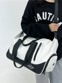 “Emy Sports Bag: L’Accessoire Indispensable pour un Look Sportif Chic”