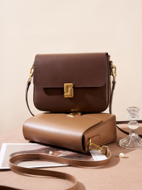 “Le Sac Bandoulière Marron Structuré Minimaliste Zoey: Un Accessoire de Mode Indispensable”