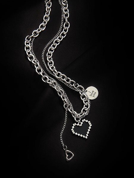 Le Collier Mosaïque Coeur: L’Accessoire Street Chic de l’Automne